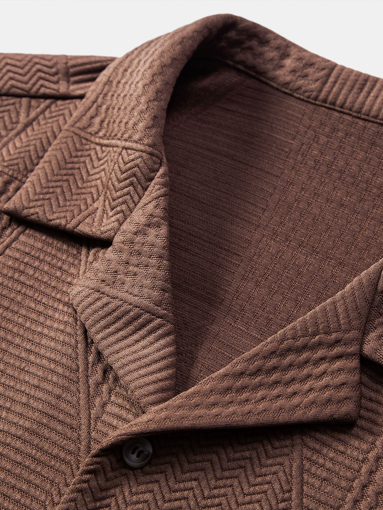 STILE GEOMETRICO: CAMICIA CUBANA A MANICHE CORTE CON TEXTURA GEOMETRICA