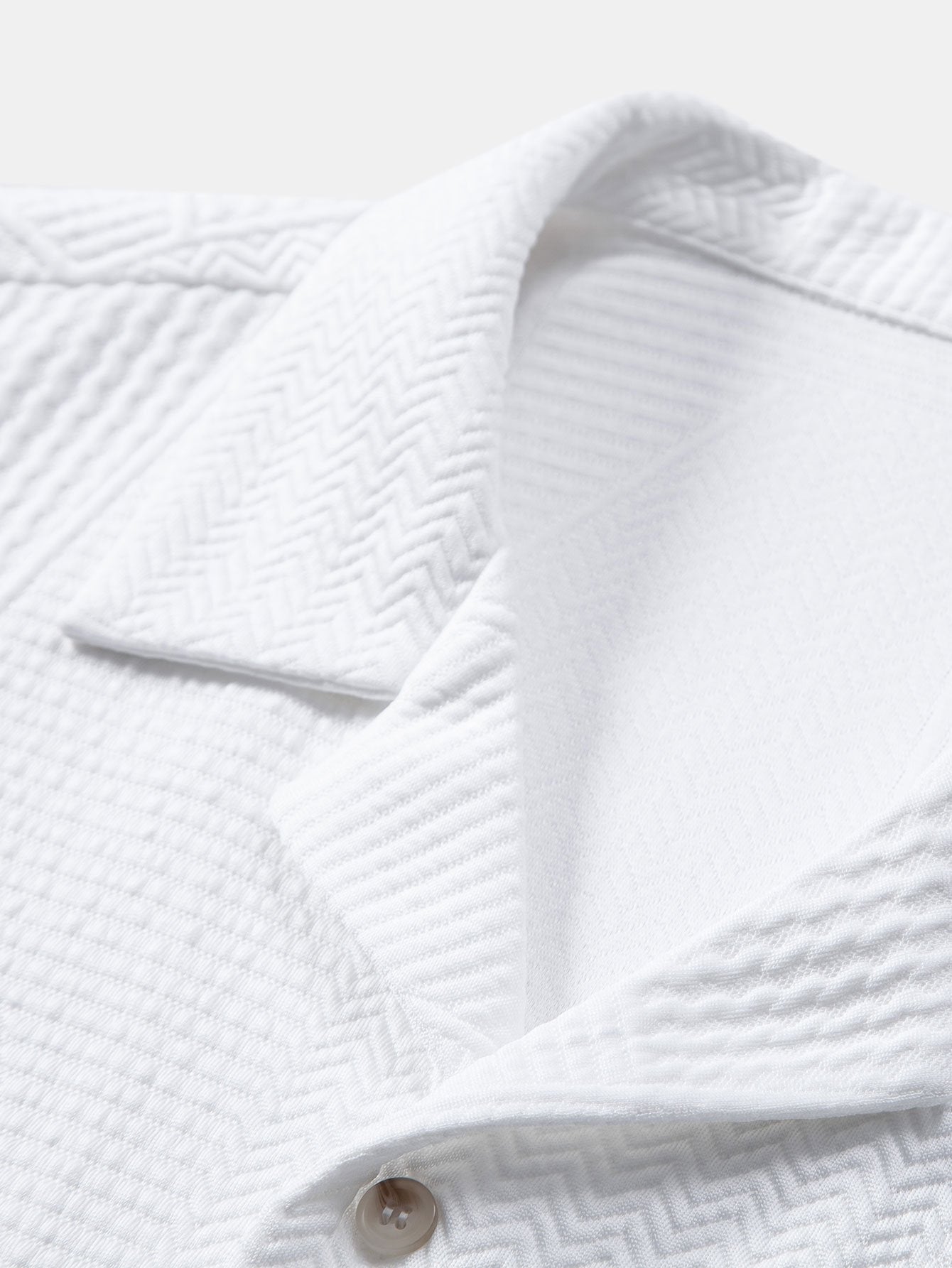 STILE GEOMETRICO: CAMICIA CUBANA A MANICHE CORTE CON TEXTURA GEOMETRICA