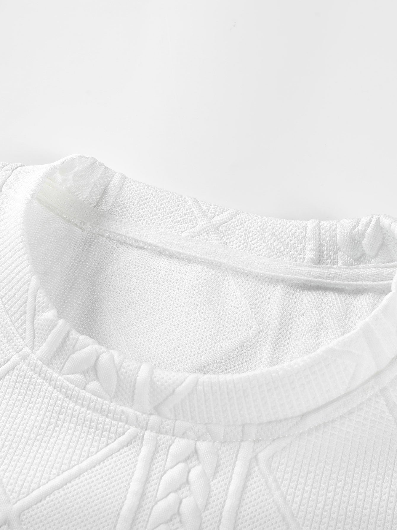 T-SHIRT A MANICHE LUNGHE CON ORLO CURVO IN JACQUARD GEOMETRICO & JOGGERS CARGO IN CORDUROY CON COULISSE