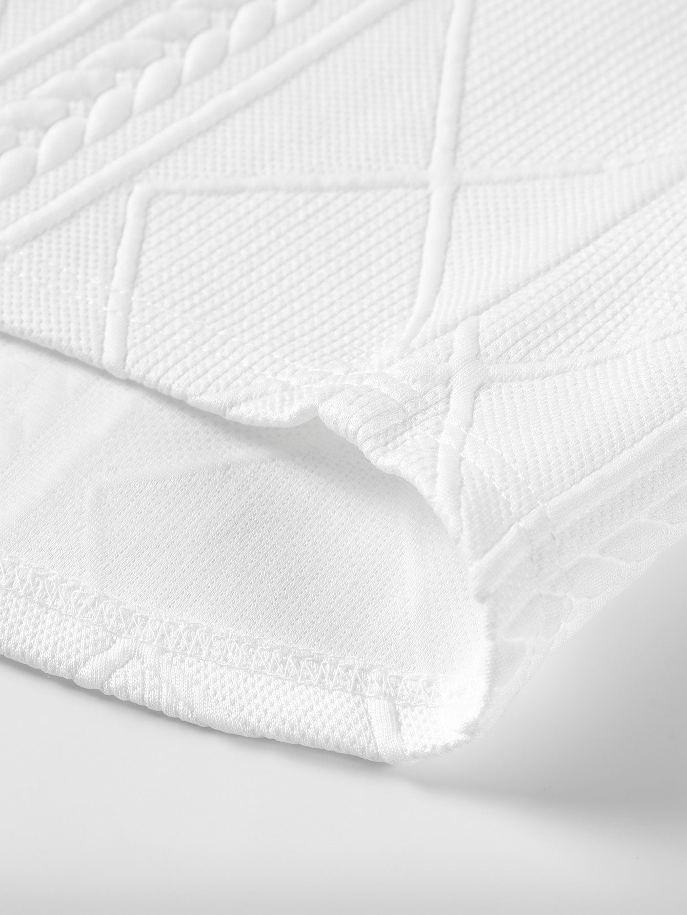 T-SHIRT A MANICHE LUNGHE CON ORLO CURVO IN JACQUARD GEOMETRICO & JOGGERS CARGO IN CORDUROY CON COULISSE