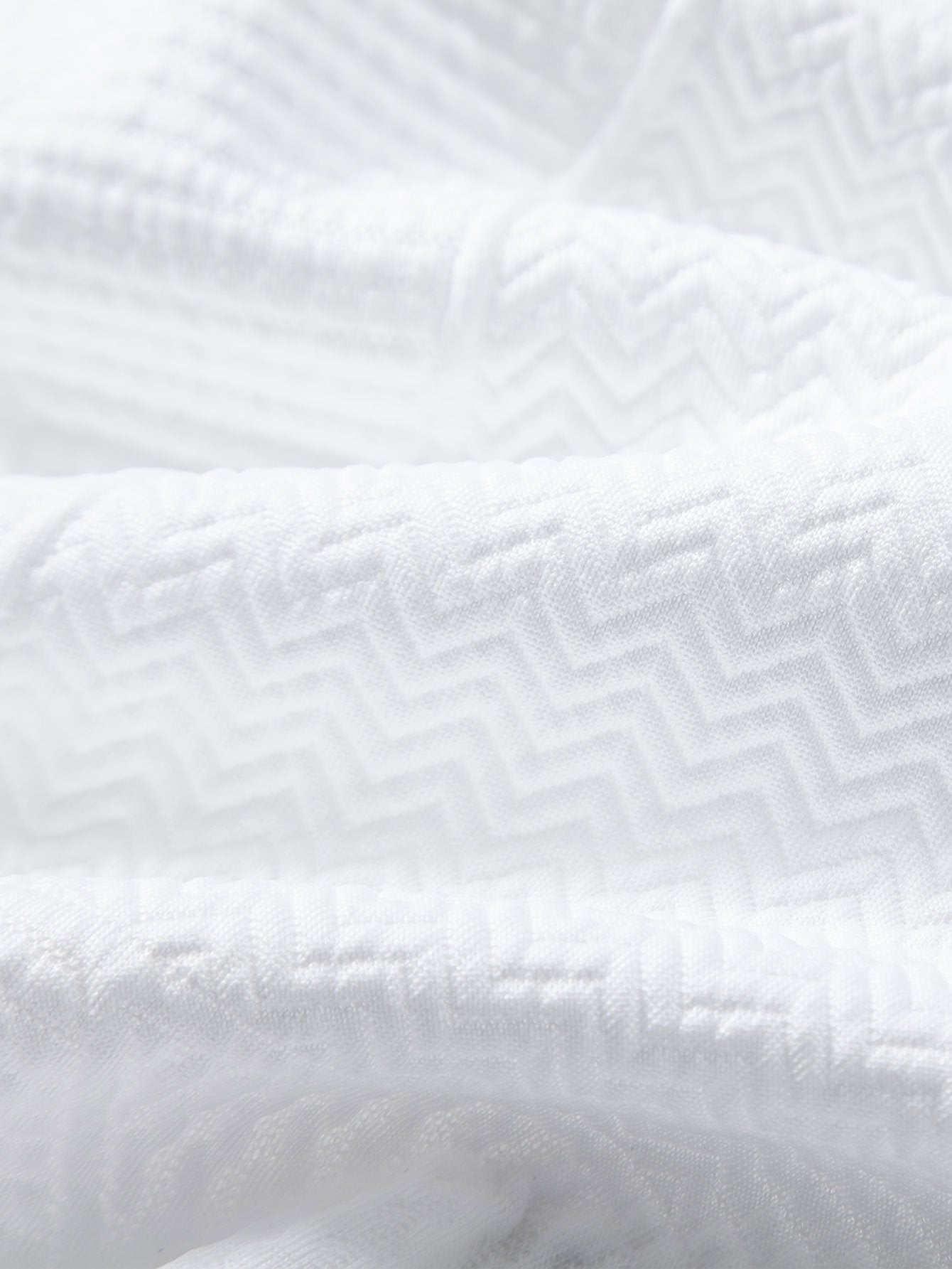 STILE GEOMETRICO: CAMICIA CUBANA A MANICHE CORTE CON TEXTURA GEOMETRICA