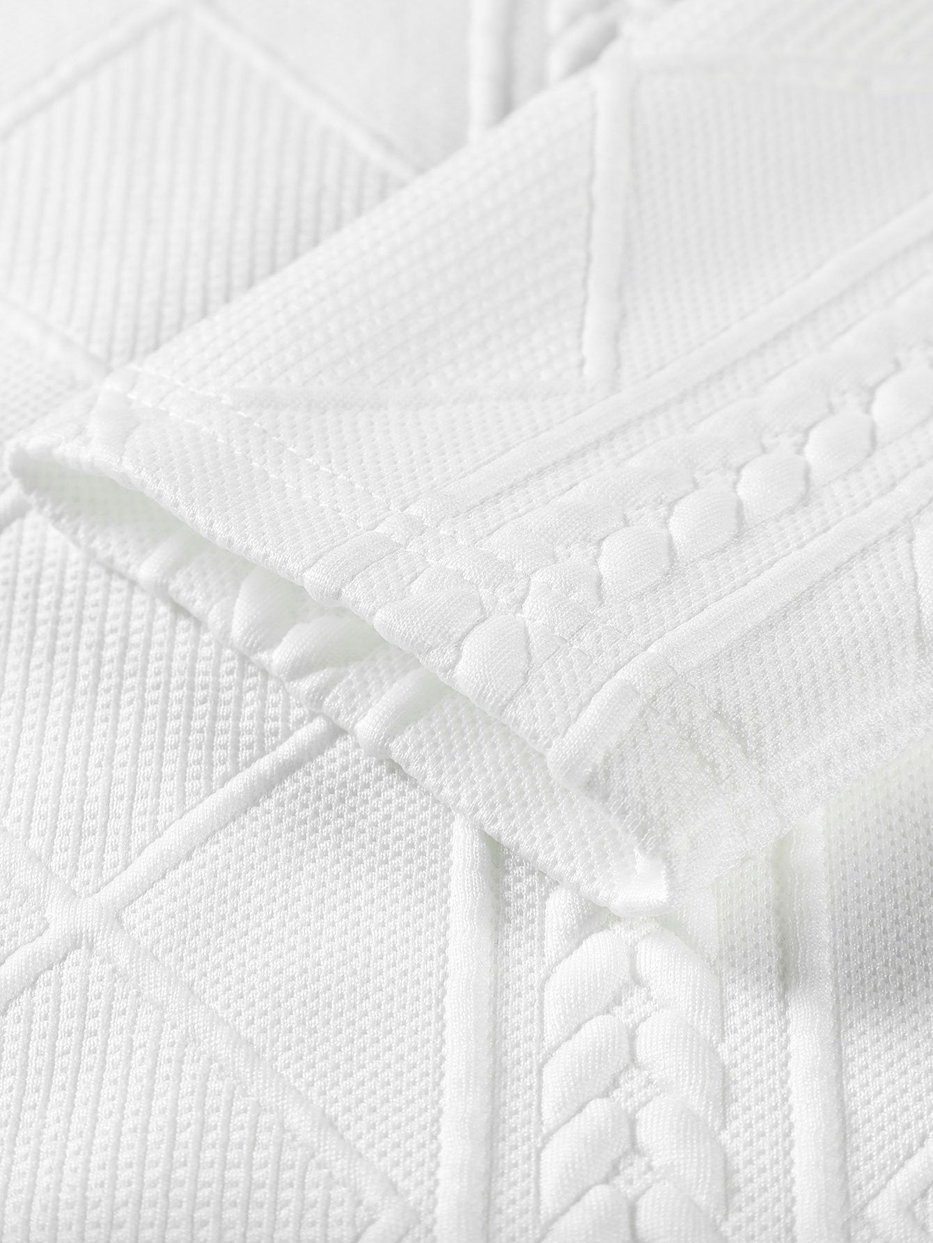 T-SHIRT A MANICHE LUNGHE CON ORLO CURVO IN JACQUARD GEOMETRICO & JOGGERS CARGO IN CORDUROY CON COULISSE