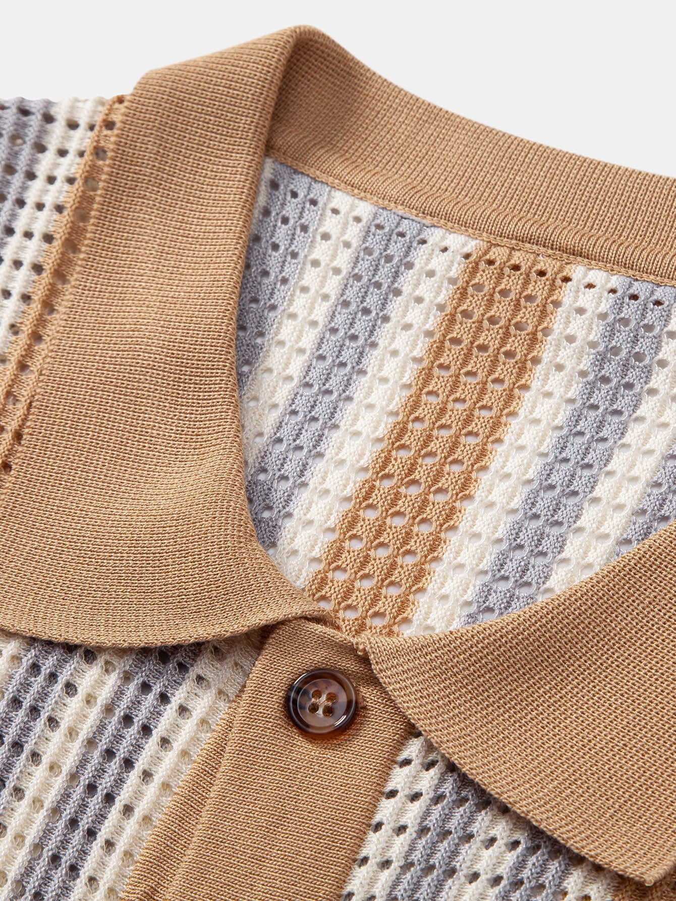 CAMICIA A RIGHE CON OCCHIELLI ALL'UNCINETTO E PANTALONI DI LINO CON GAMBA DRITTA