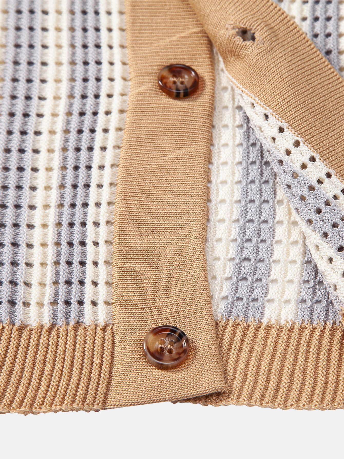 CAMICIA A RIGHE CON OCCHIELLI ALL'UNCINETTO E PANTALONI DI LINO CON GAMBA DRITTA
