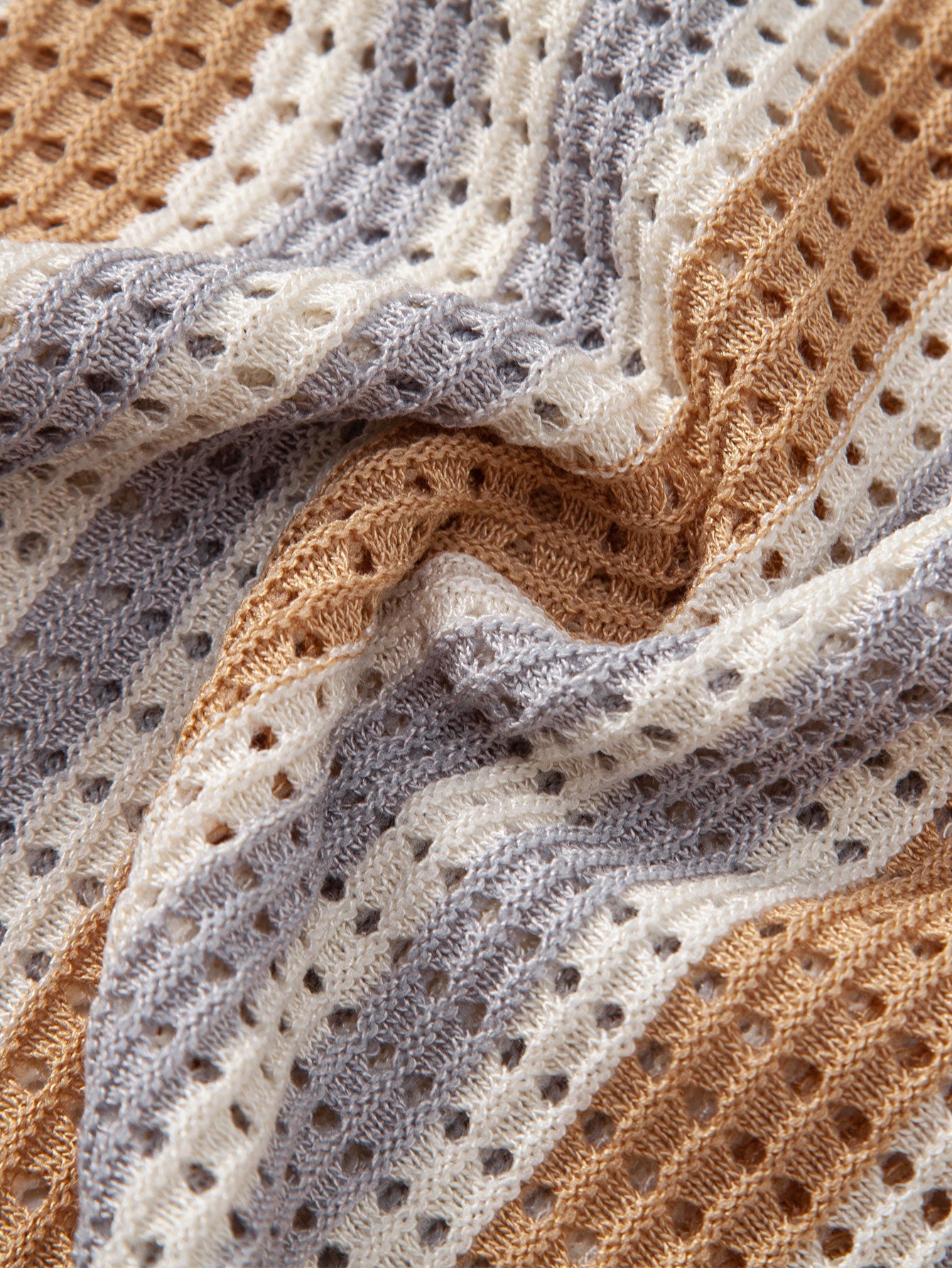 CAMICIA A RIGHE CON OCCHIELLI ALL'UNCINETTO E PANTALONI DI LINO CON GAMBA DRITTA
