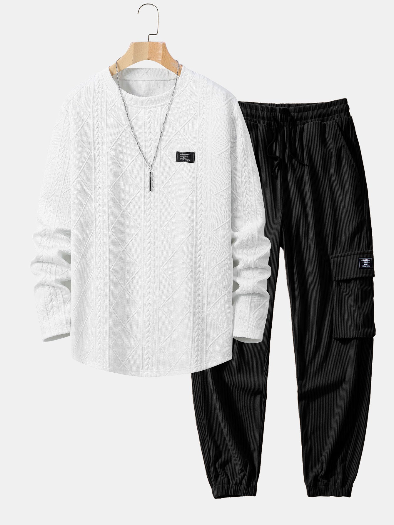 T-SHIRT A MANICHE LUNGHE CON ORLO CURVO IN JACQUARD GEOMETRICO & JOGGERS CARGO IN CORDUROY CON COULISSE