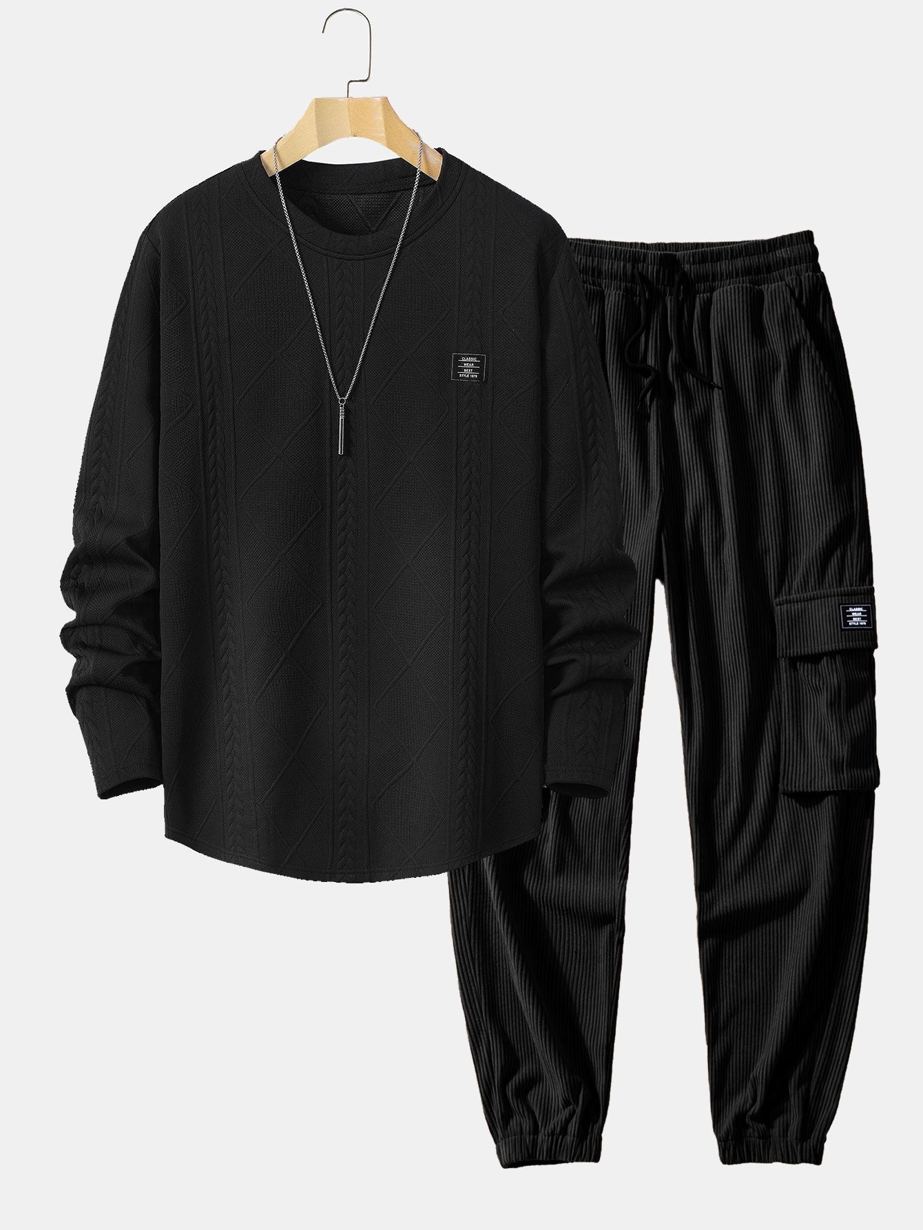 T-SHIRT A MANICHE LUNGHE CON ORLO CURVO IN JACQUARD GEOMETRICO & JOGGERS CARGO IN CORDUROY CON COULISSE